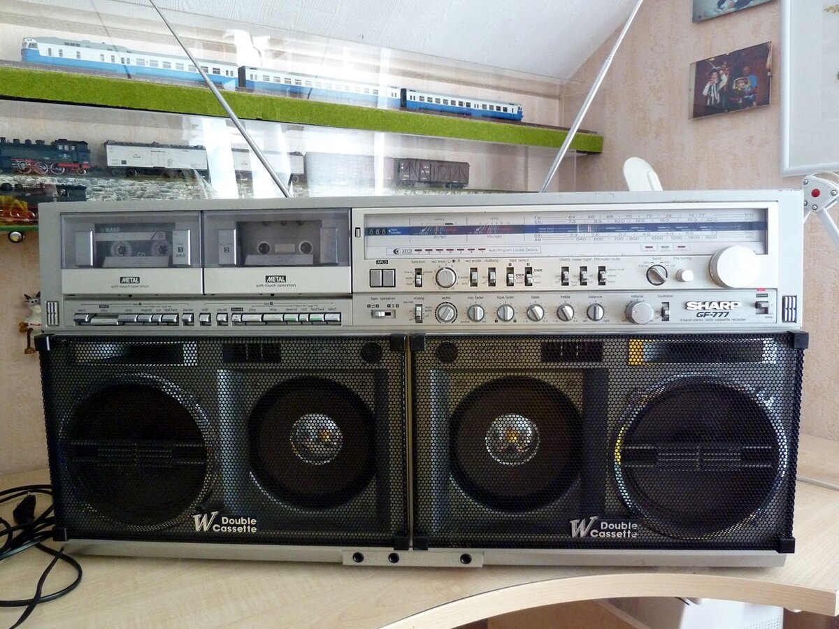Общий вид магнитолы,Sharp GF-777H, на моём рабочем столе.