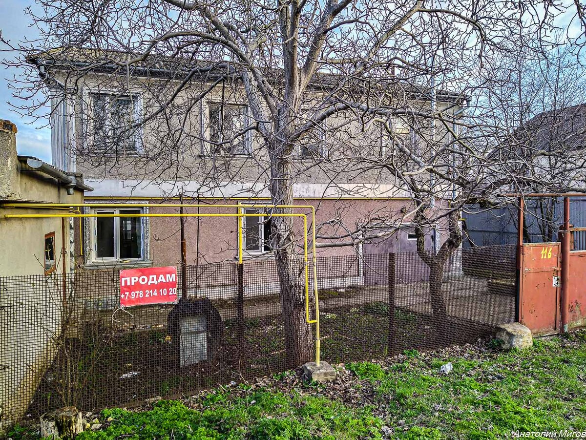 На фото: двухэтажный дом с землей на ул. Грина. Это последняя улица на южной окраине города.