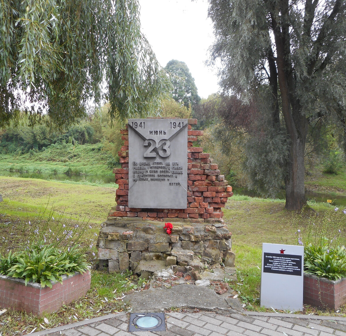 Памятник перед Холмскими воротами. Внизу на табличке текст:" В ноябре 1964 года на Волынском укреплении, у госпитального здания, были найдены останки 48 погибших, четверо из которых - дети. 22 июня 1972 года в ходе археологических раскопок древнего "Берестья" найдены останки 8 военнослужащих и овчарки".