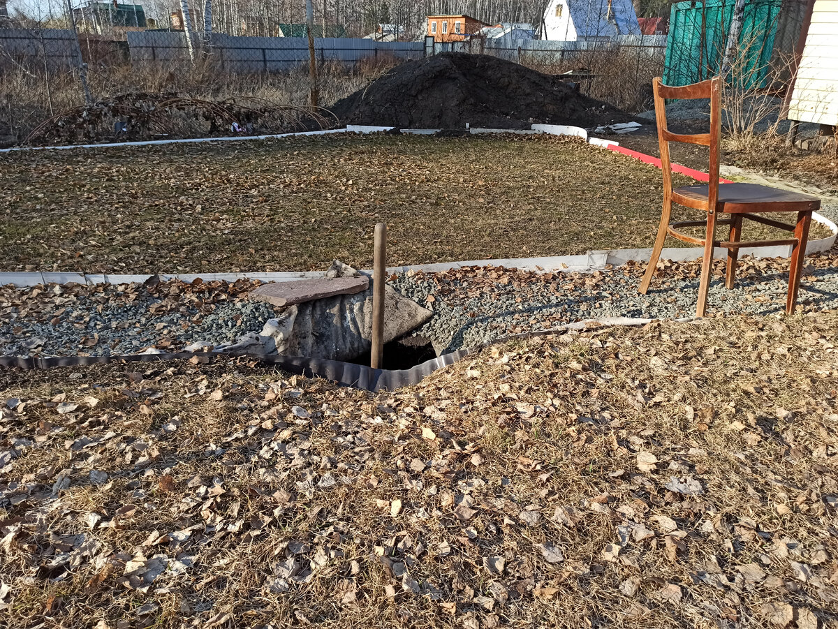 На фото видно насколько глубоко ушла лопата в яму