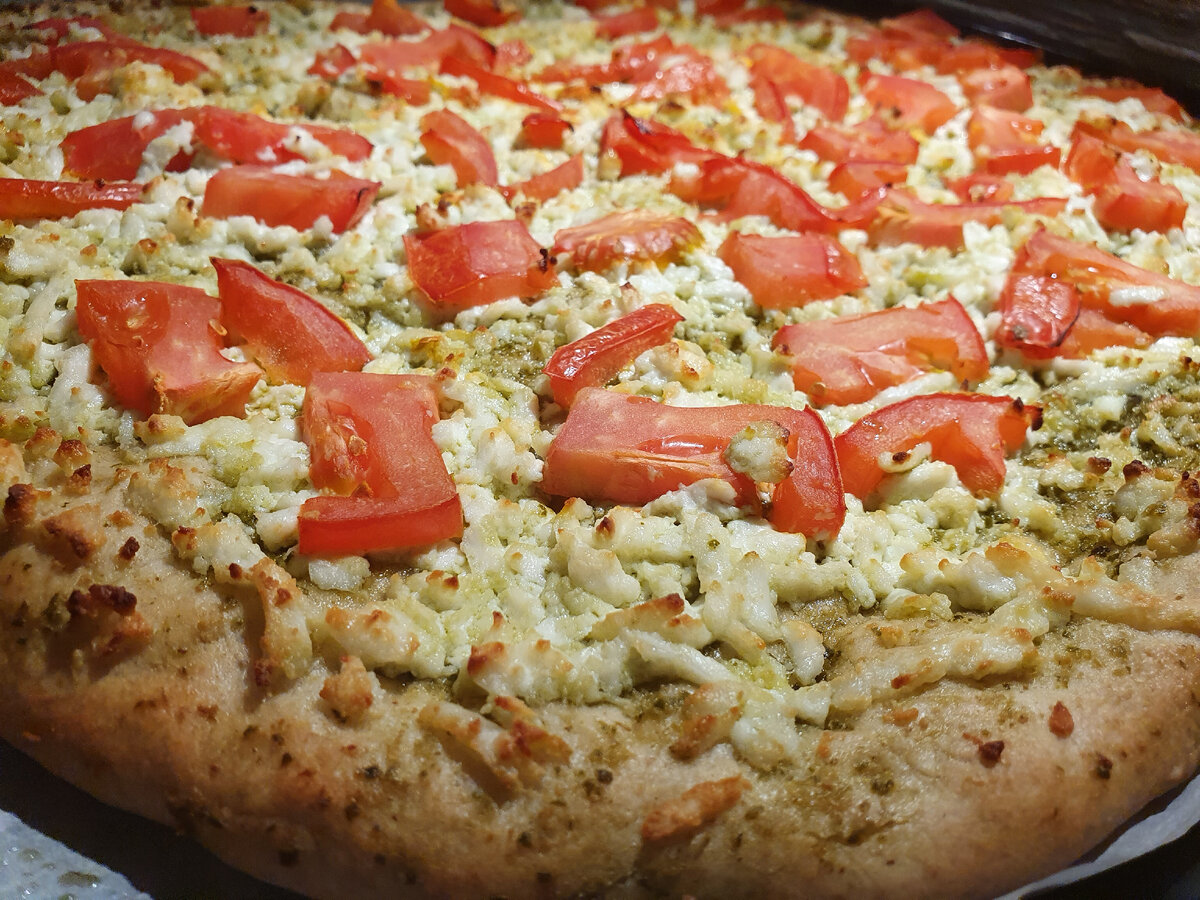 Лепёшка с сыром, помидорами и соусом песто