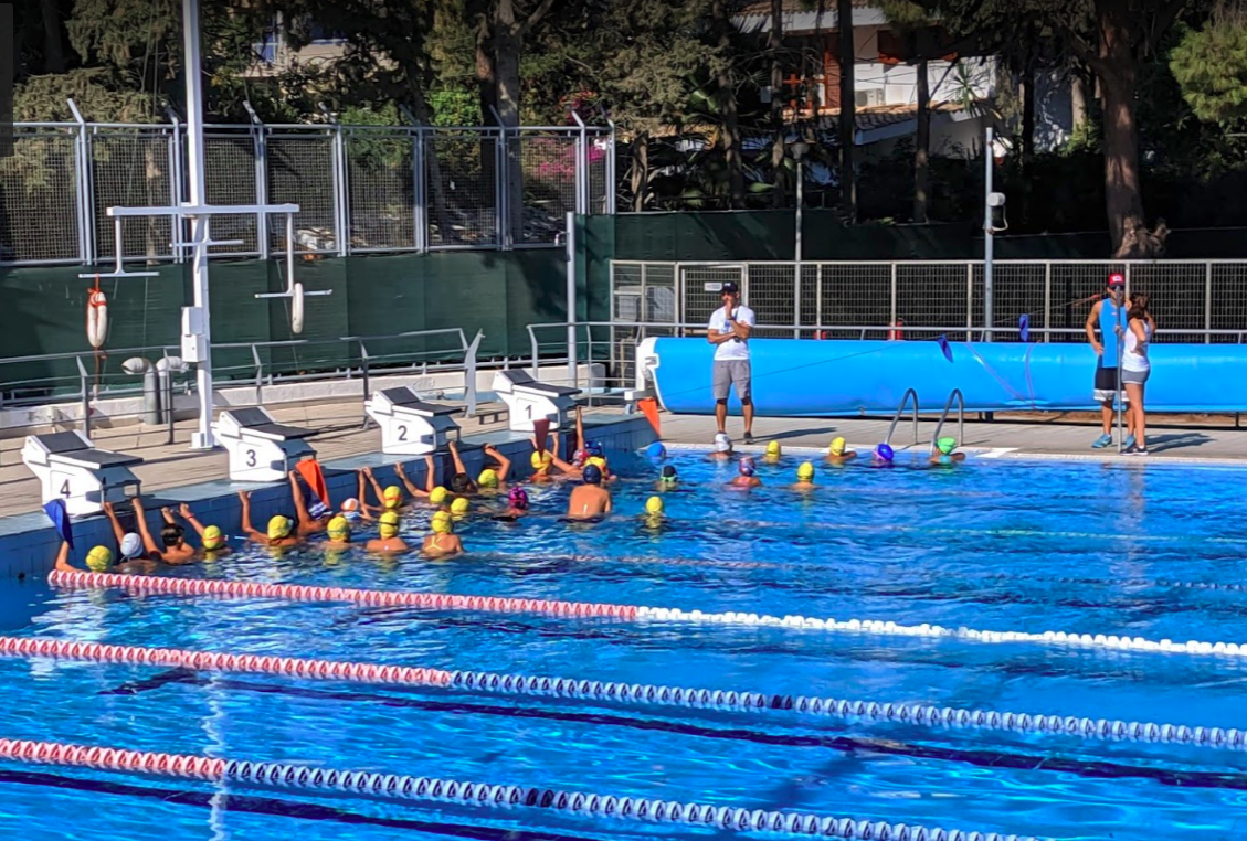 Бассейн с подогревом, на каждой дорожке свой тренер.