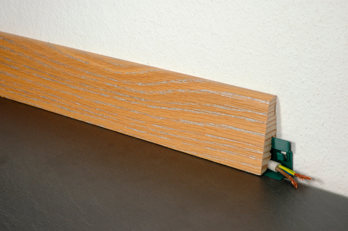 Демонстрация плинтуса со шпоном дуба и размером 19х58х2500 мм