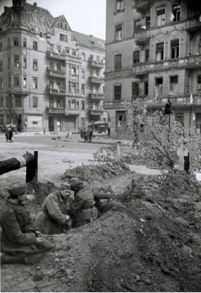 Солдаты роют могилы для погибших товарищей. Берлин 1945.