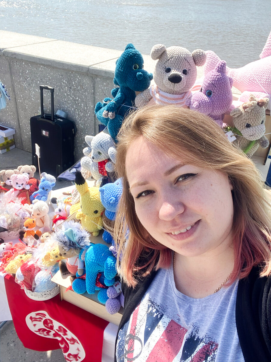 Солнце радостно греет. Я только начала раскладываться и тут же прошла первая продажа.