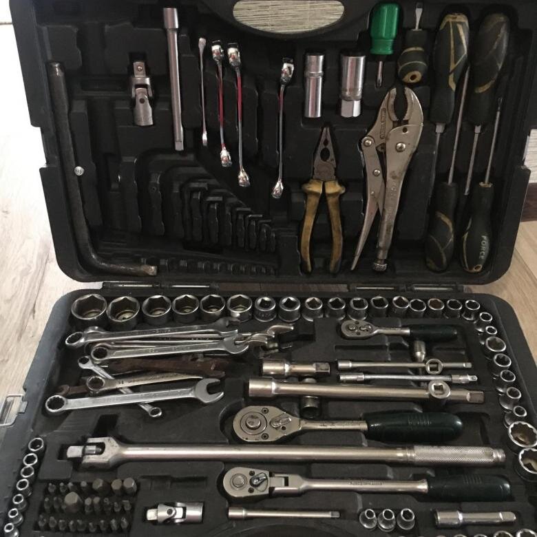 Старый набор форсе. Некоторые ключи уже еле держаться, да и сам кейс очень уставший.