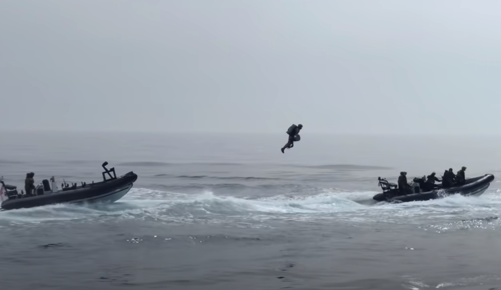 Скриншот из видео Royal Marines Jet Suit Boarding Ex / канал Gravity Industries