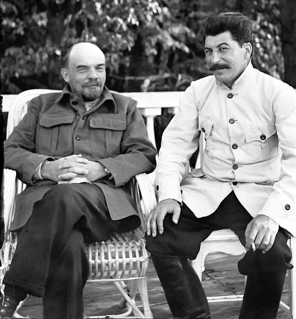 Председатель Совнаркома РСФСР В.И.Ленин и генеральный секретарь ЦК РКП (б), нарком по делам национальностей РСФСР И.В.Сталин в Горках. 1922 год