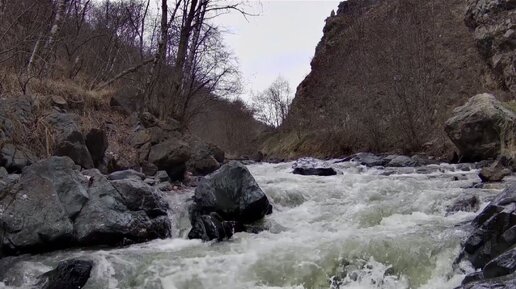 Горная река Хасаут в 4к. Долина Нарзанов в Апреле. Бурлящий поток. Центральный Кавказ.