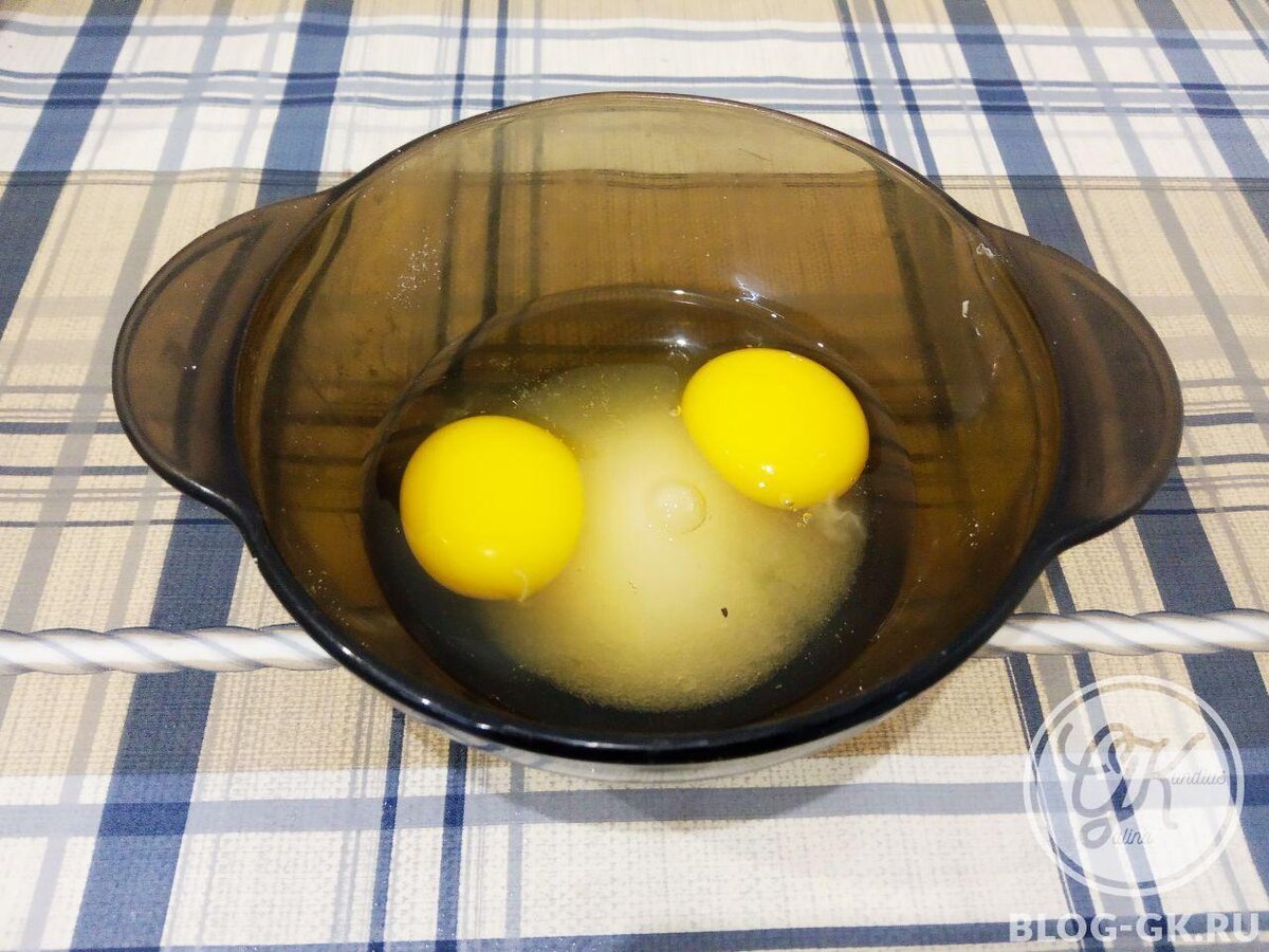 Яйца растираем с сахаром