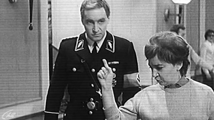 Фильм стал настоящим хитом, однако, когда в начале 1973 года он был смонтирован и его показали высокому телевизионному начальству, на голову режиссера посыпались первые упреки… Какие скандалы вызвал-14