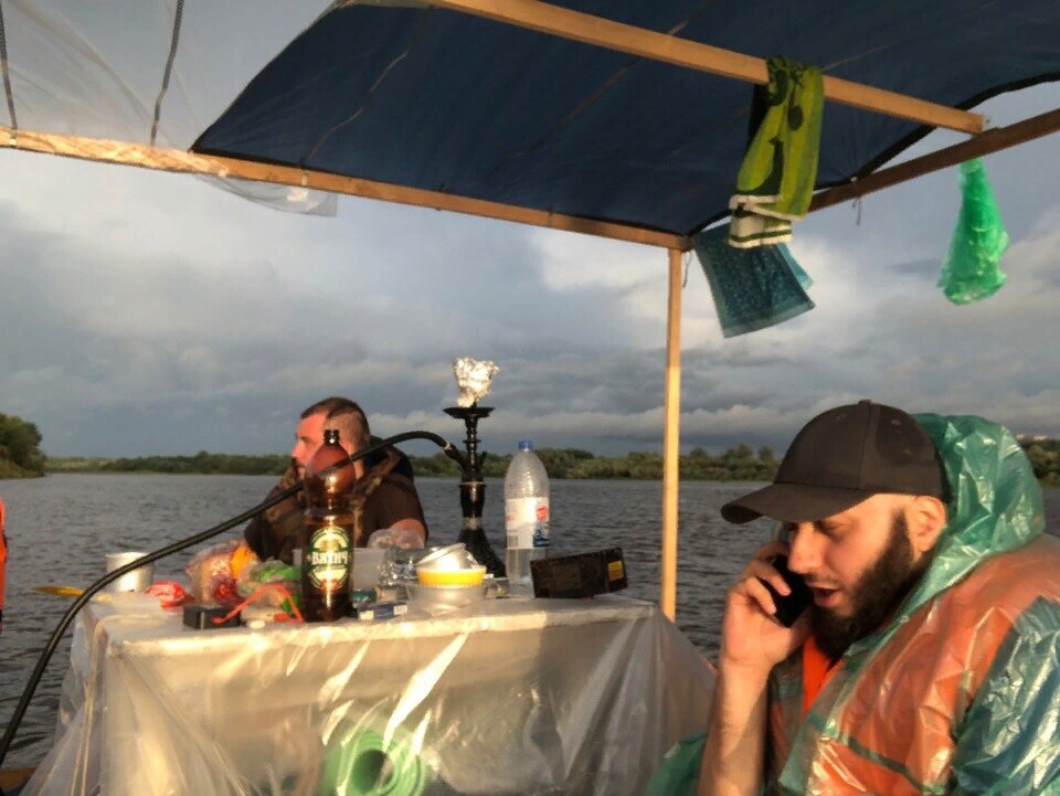 Плот шел на удивление устойчиво и быстро, но действительно вертелся как попало. Иногда нас опасно разворачивало бортом к волне, а это уже предполагало запуск моторчика и возврат непослушного судна на курс.