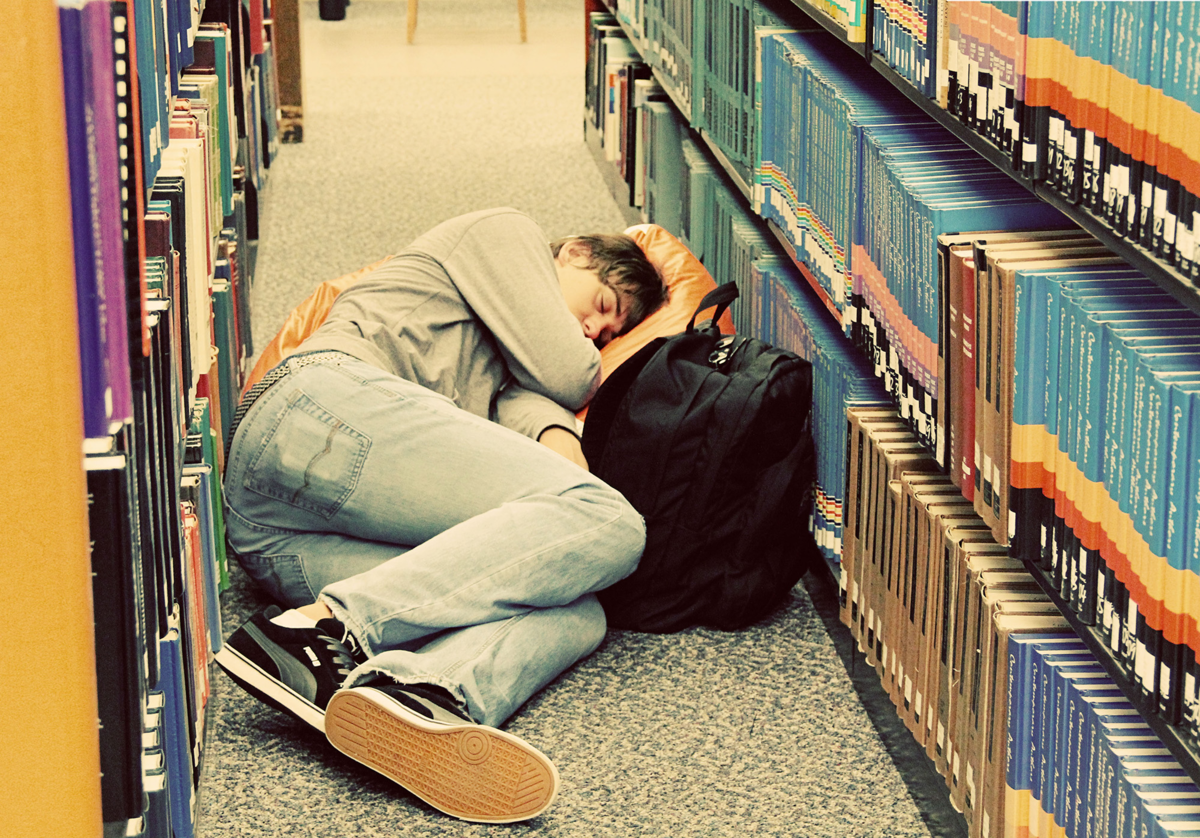 Большие истории из жизни. Уставший студент. Жизнь студента. Спящие студенты.