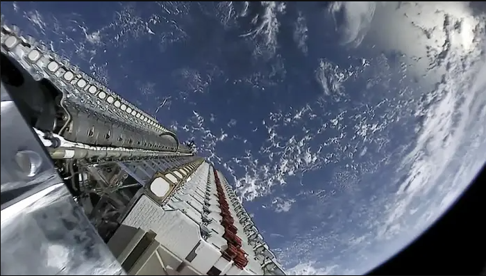 Два стека в общей сложности 60 спутников Starlink на верхнем уровне Falcon‑9. Изображение: SpaceX