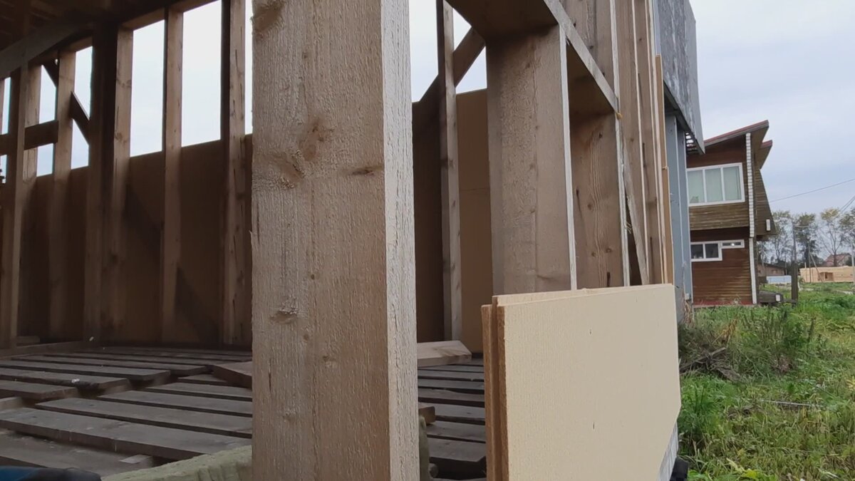 Плита стыкуется между стойками