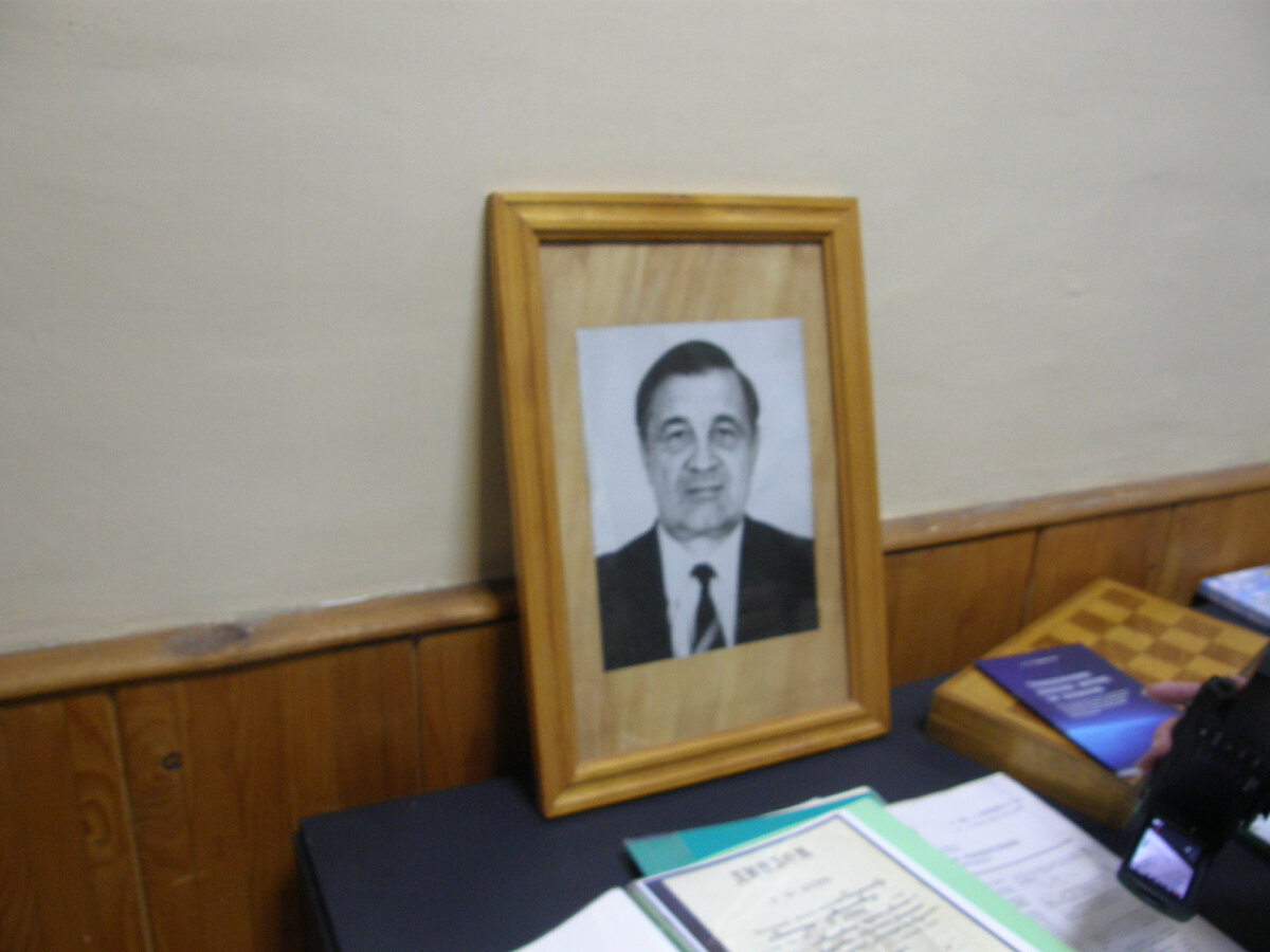 Портрет академика В.В.Некрасова, копии его авторских патентов.