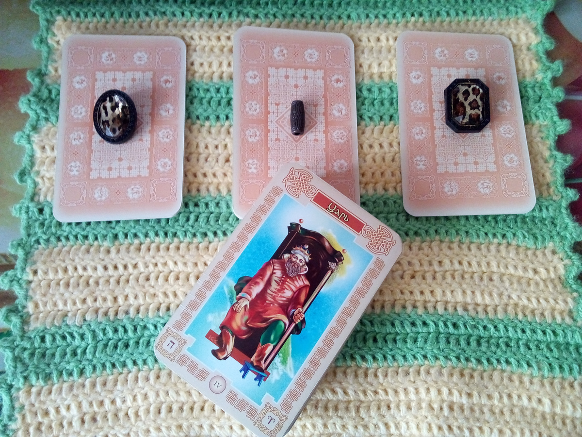 Варианты прогноза и карта на дне колоды, которая дает краткие рекомендации по процедурам красоты и состоянию здоровья на этот день. Фото автора