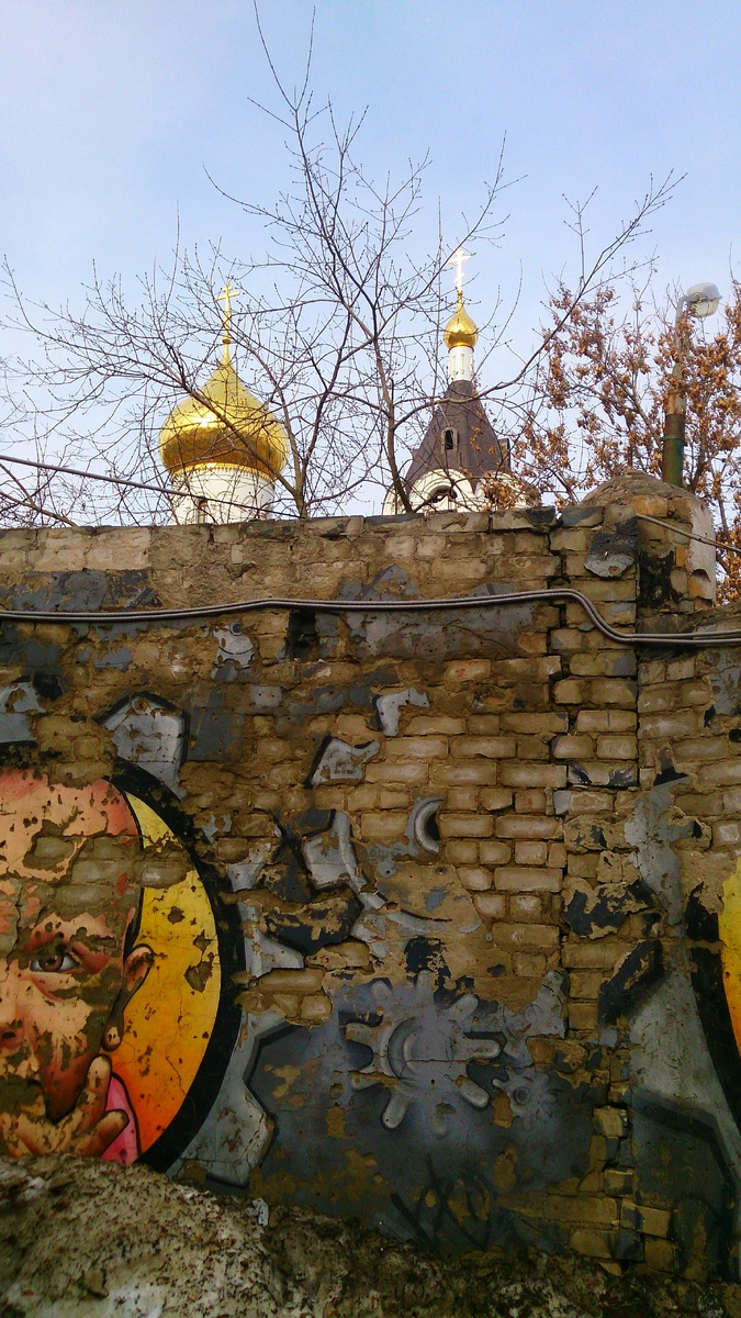 И этот рисунок находится там же - у автомойки "Кремлёвская", расположенной по адресу Зеленский съезд, д. 6А. Фото автора, март 2018 г.