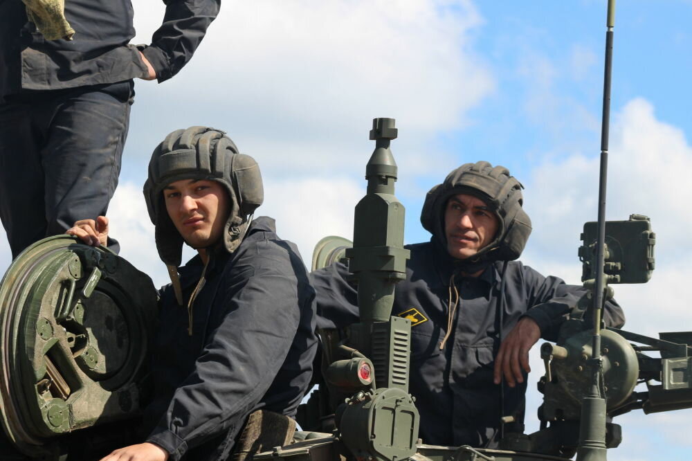 форма танкиста современная. танкисты носят. форма немецких танкистов второй мировой войны. танковый биатлон южная осетия. шлемофон танкиста.