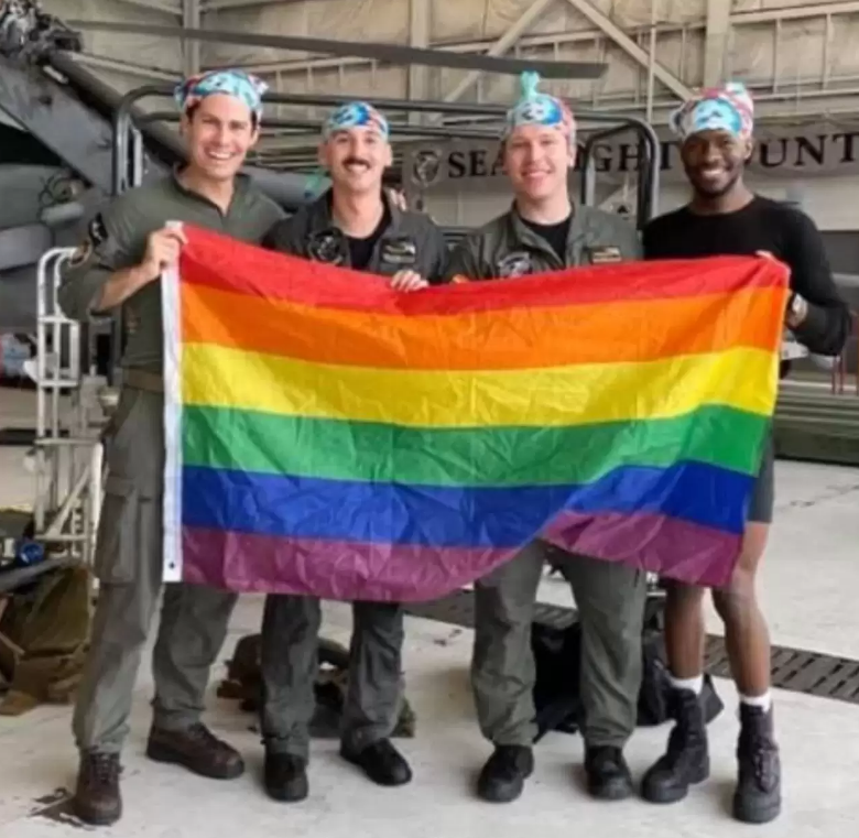 Первый гейский экипаж вертолета ВМФ США. Миленькие, правда?