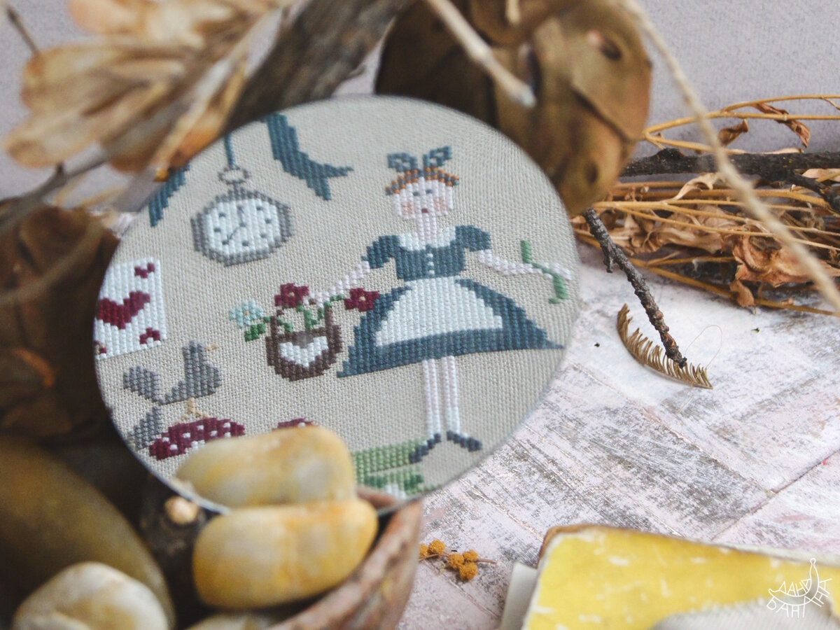 «А с убранными волосами мне идёт?» — придирчиво разглядывает Алиса себя в зеркале