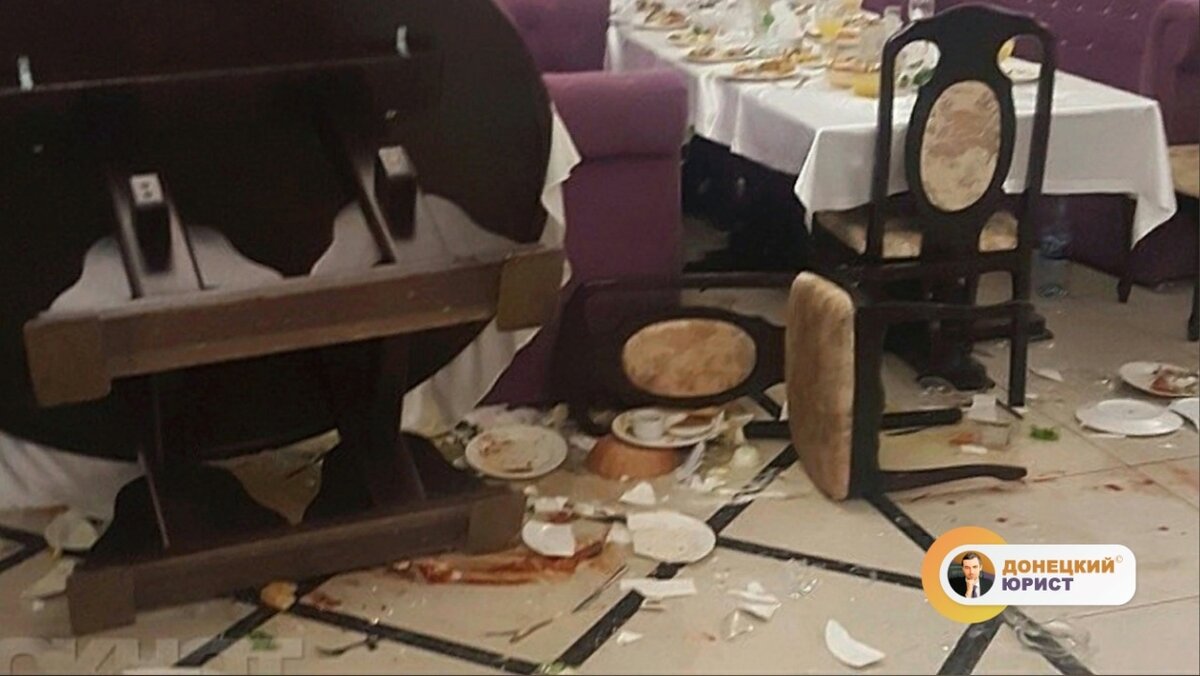 Ресторан и разбитая посуда.