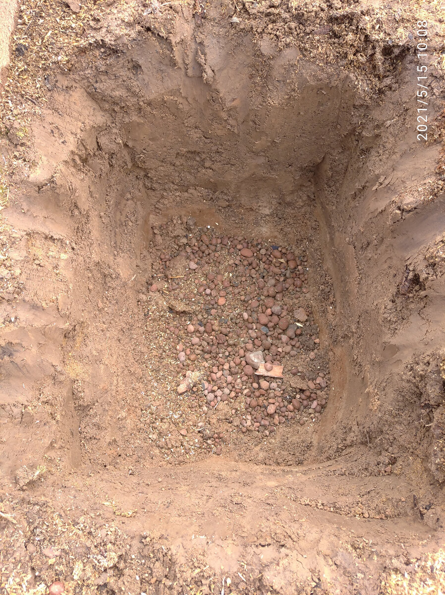 На дно ямы для дренажа засыпаем керамзит, можно щебень или битый кирпич.