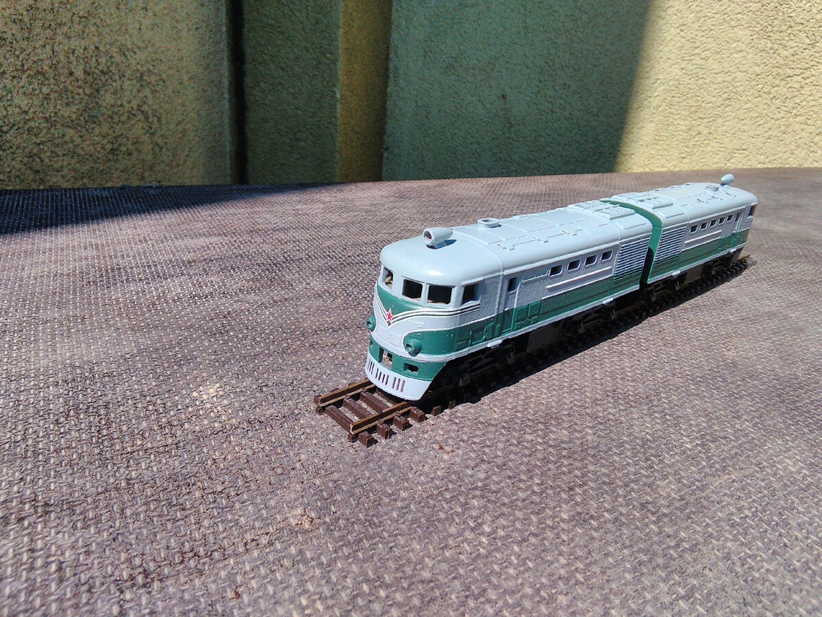 Модель ТЭ2 в процессе сборки, фото Jakub Gloza