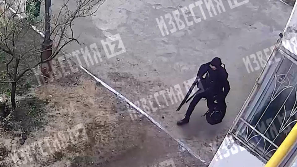 Казанский  стрелок  движется  к  месту  преступления.  Фото  из  открытых  источников.