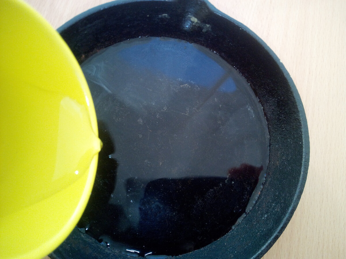 Нальем воды в сковородочку. Фото автора