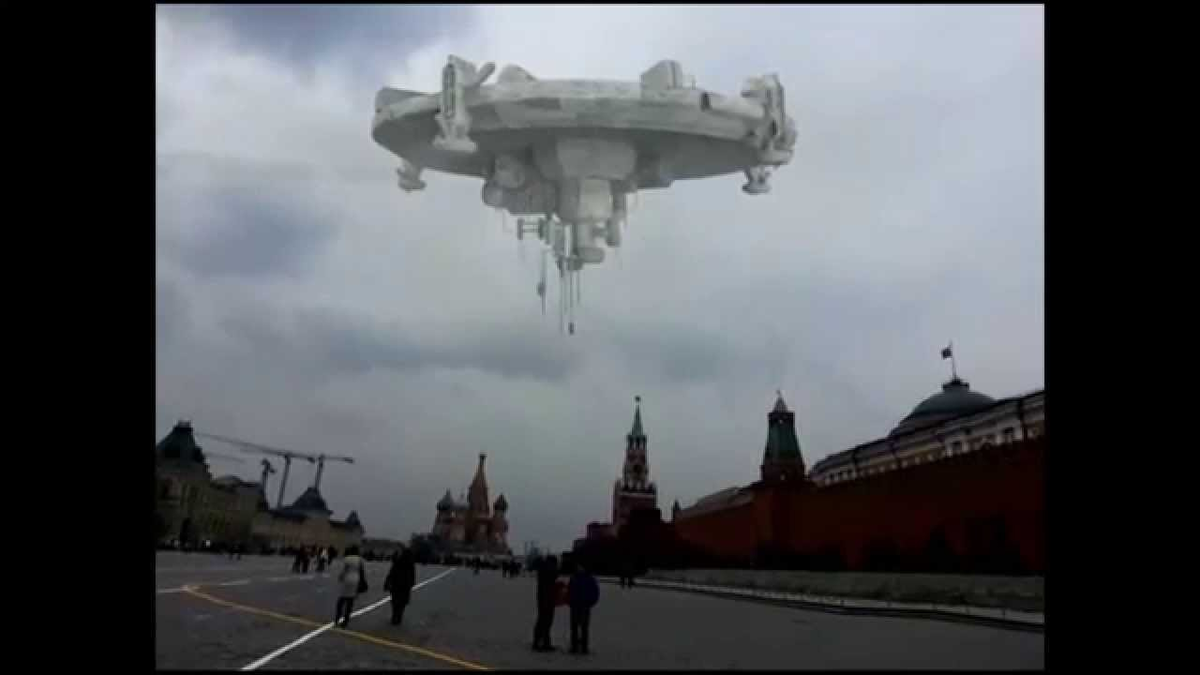 Летающий кремль самолет. НЛО над кремлём 2009. НЛО над Кремлем пирамида 2009. НЛО над Кремлем пирамида. НЛО над Москвой красной площади.