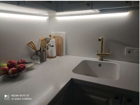 Каменная столешница, стеновая панель и литая мойка