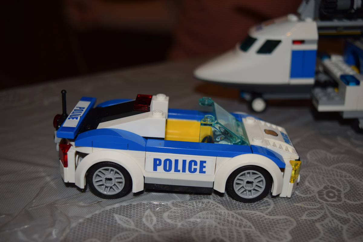 К кому-то приедет...