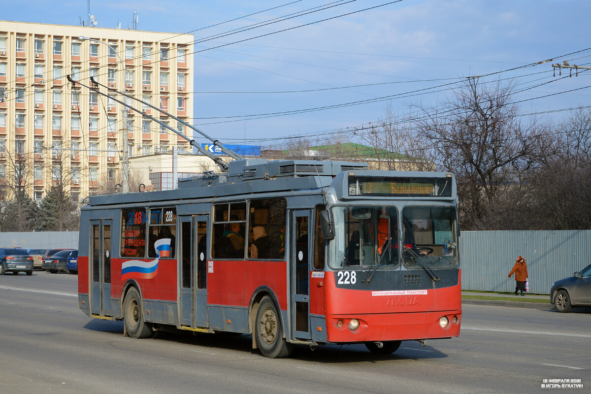 Троллейбус 2 хабаровск. Троллейбус ЗИУ-682г. Троллейбус ЗИУ 682. Тролза 682г-016.02. Тролза ЗИУ 682.