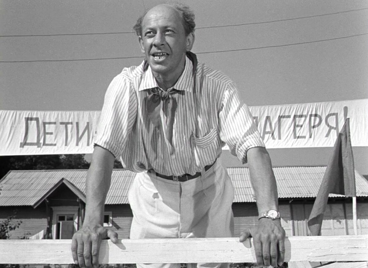 Евгений Евстигнеев в роли товарища Дынина. Кадр из кинофильма "Добро пожаловать, или Посторонним вход воспрещен", 1964 г., режиссер Элем Климов, сценаристы Семен Лунгин, Илья Нусинов, композиторы Микаэл Таривердиев, Игорь Якушенко (скриншот)