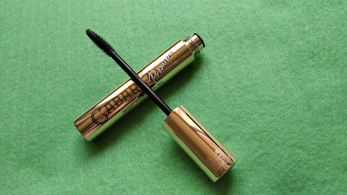 Тушь для ресниц Cabaret Premiere имеет уникальную пластиковую кисточку, что позволяет прокрасить все ресницы