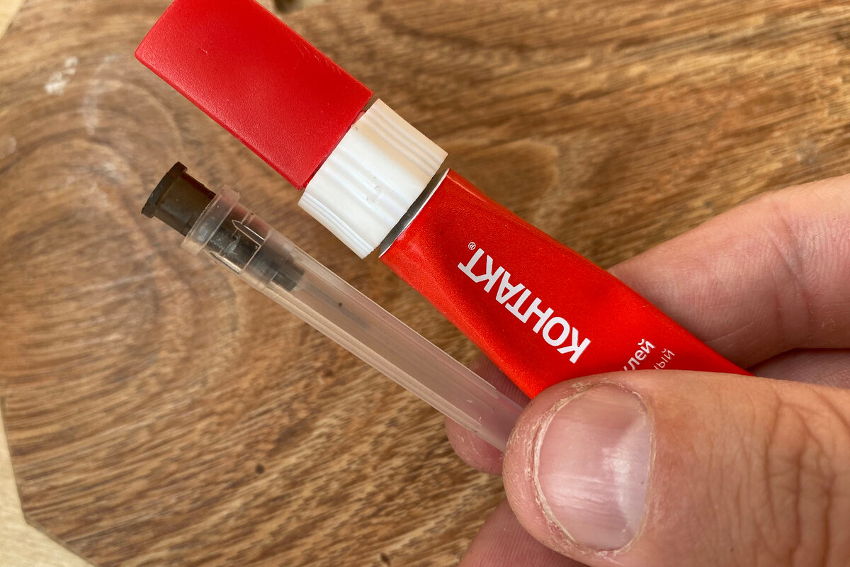 Секундный клей и медицинская иголка.