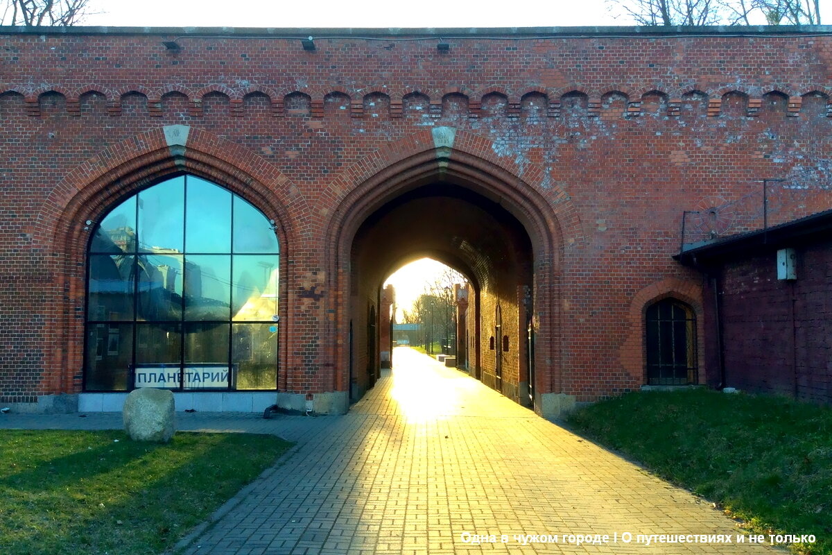 Эти ворота были построены в 1866-1869 годах по проекту архитектора Людвига фон Астера. Через них проходила железная дорога на Пиллау. В послевоенные годы эта ветка не использовалась, рельсы были сняты в конце 1990-х годов. 