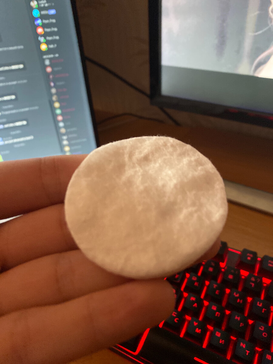 Девушка купила ватные диски, а дисковод их просто жует и они не работают