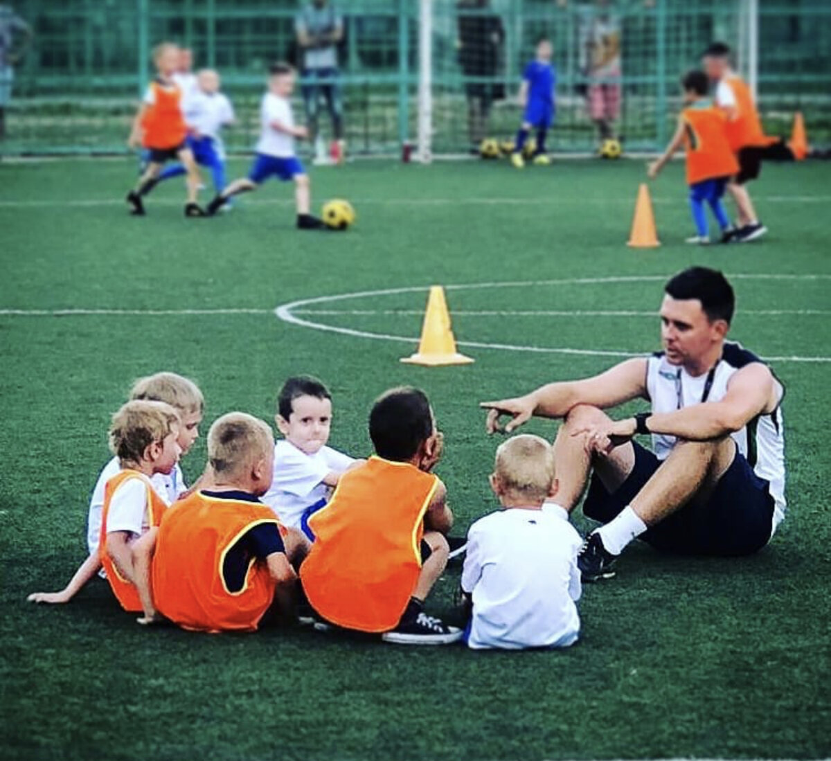 тренер должен уметь общаться с детьми на их языке, должен быть одновременно и другом и наставником!