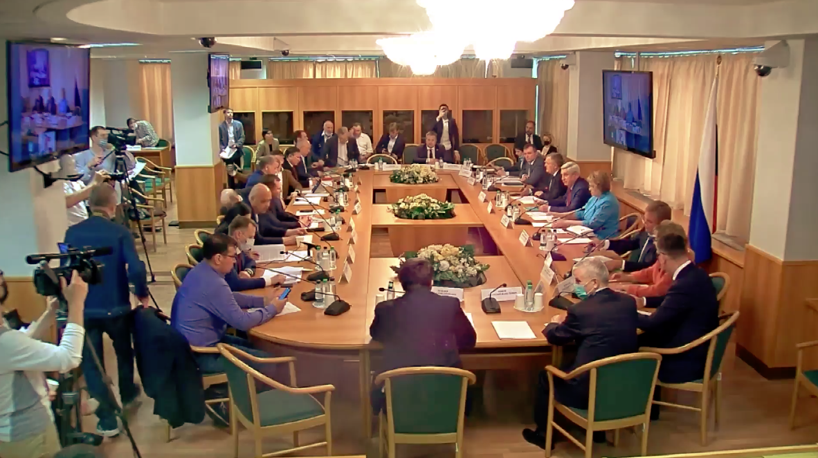 Кадр из прямой трансляции "Круглого стола" 