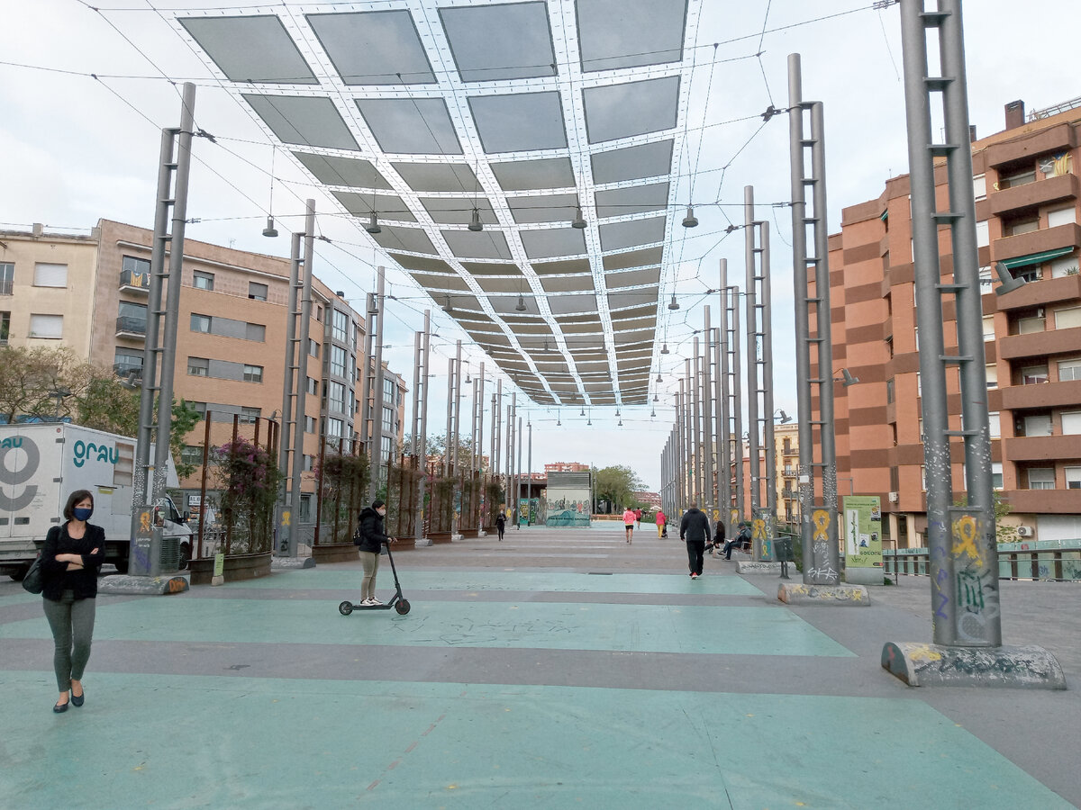 Вход со стороны метро Plaza de Sants



