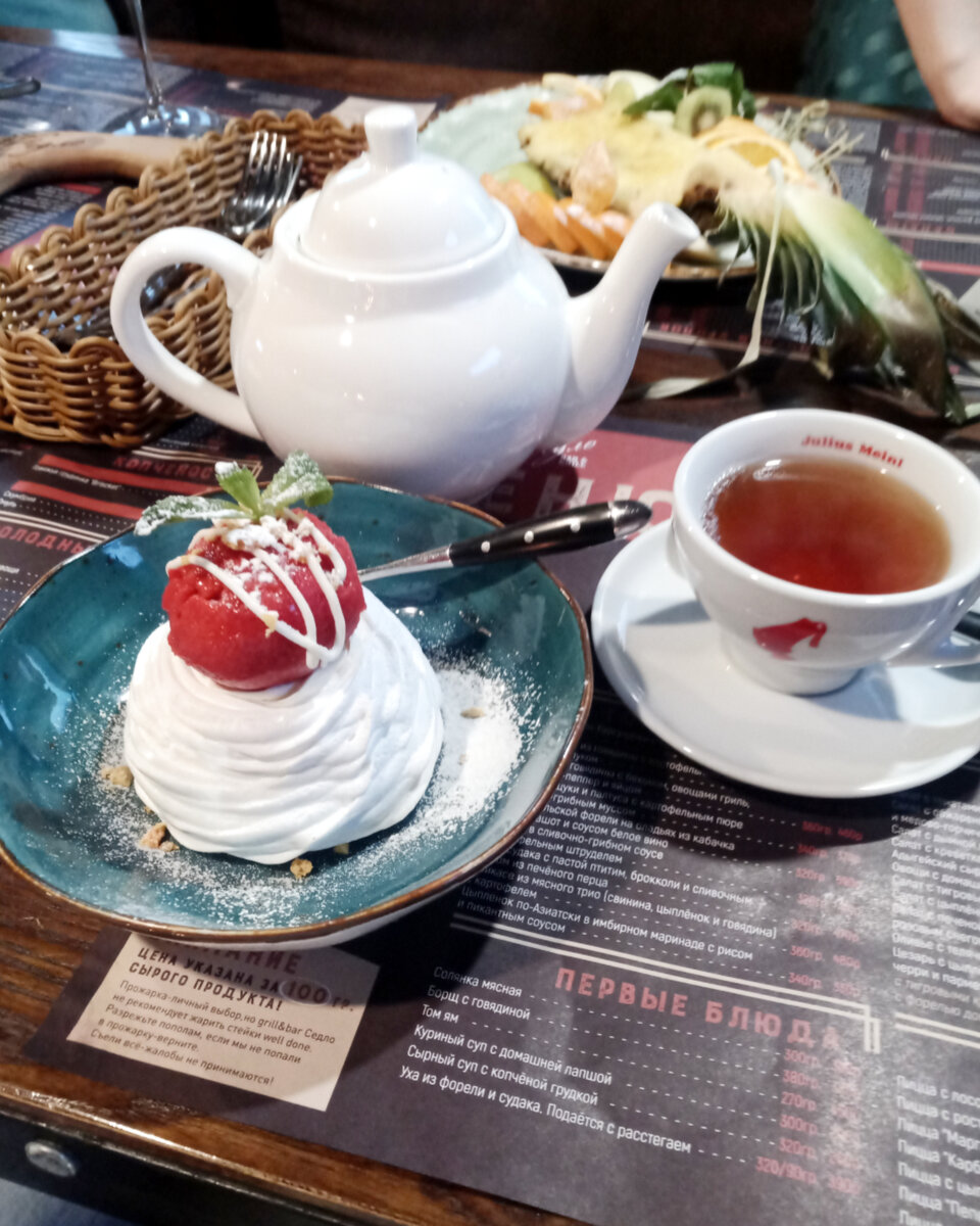 Десерт Павловой в гриль-баре Седло. Десерт украшают не фруктами и ягодами, а мороженым.