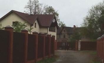 На элитные коттеджи, покрытые черепицей грустно смотрят социальные бараки из гнилого дерева, облупившейся краской и серыми лицами людей, где-то еще верящих в "чудо". Личное фото автора. 