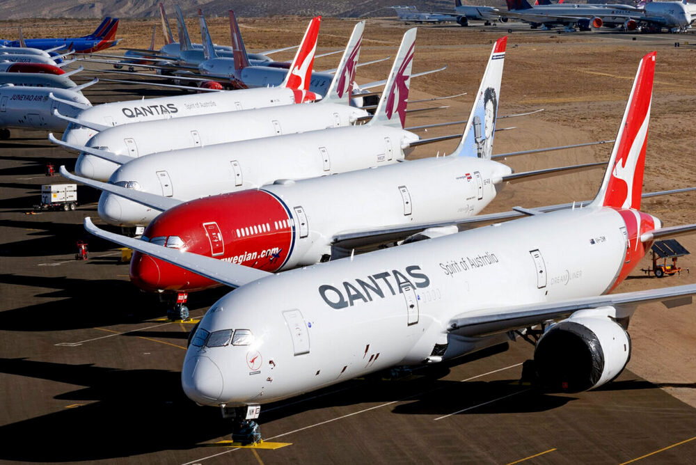 Простаивающие Дримлайнеры. На фото видно 2 самолёта для норвежцев, которые отказались от них ещё год назад.