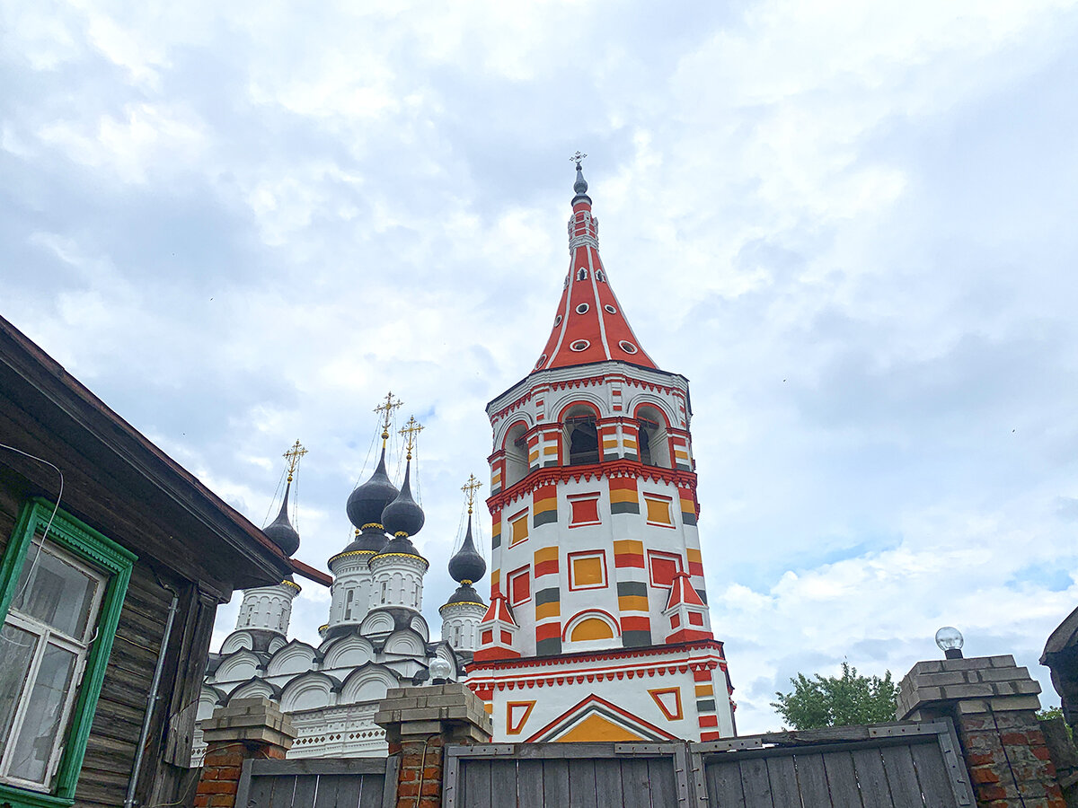Вот такой вид на церковь и колокольню! Фото автора
