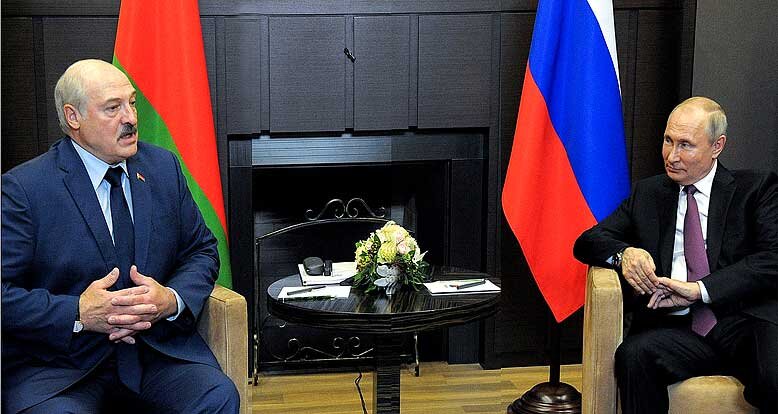 Президент России Владимир Путин  слушает президента Беларуси Александра Лукашенко во время их встречи на черноморском курорте Сочи в пятницу. Фото: АПР 