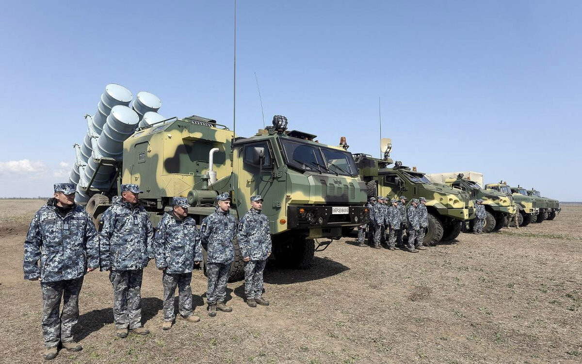 Украинские военные у комплекса береговой охраны РК-360МС 