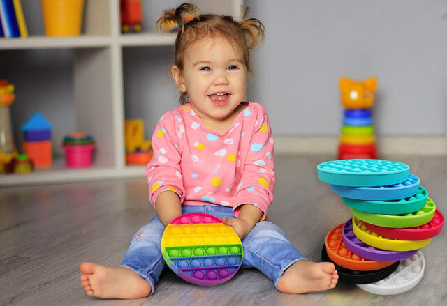 Даже самые маленькие дети знают и активно играют новой трендовой игрушкой.