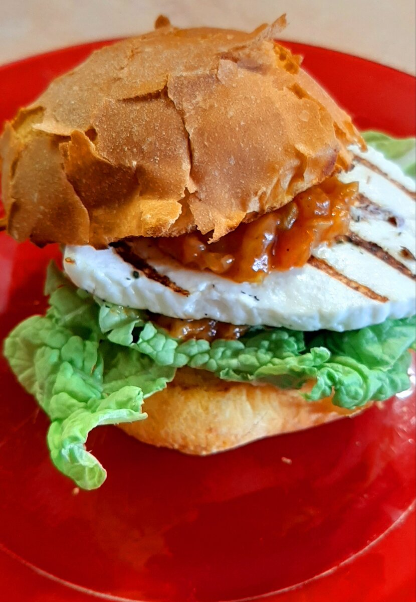 Бургер с салатом, адыгейским сыром и кабачковой икрой на кукурузной булочке...